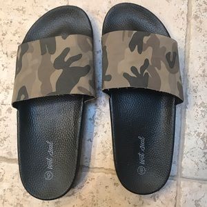 Camouflage-print Slides